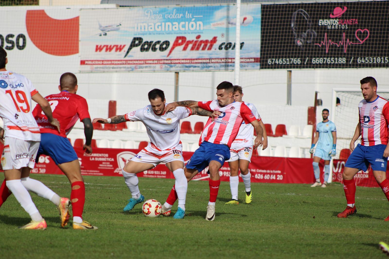 El almeriense Dani Lidueña intenta robar un balón a un rival durante la visita de la pasada jornada al Martos.