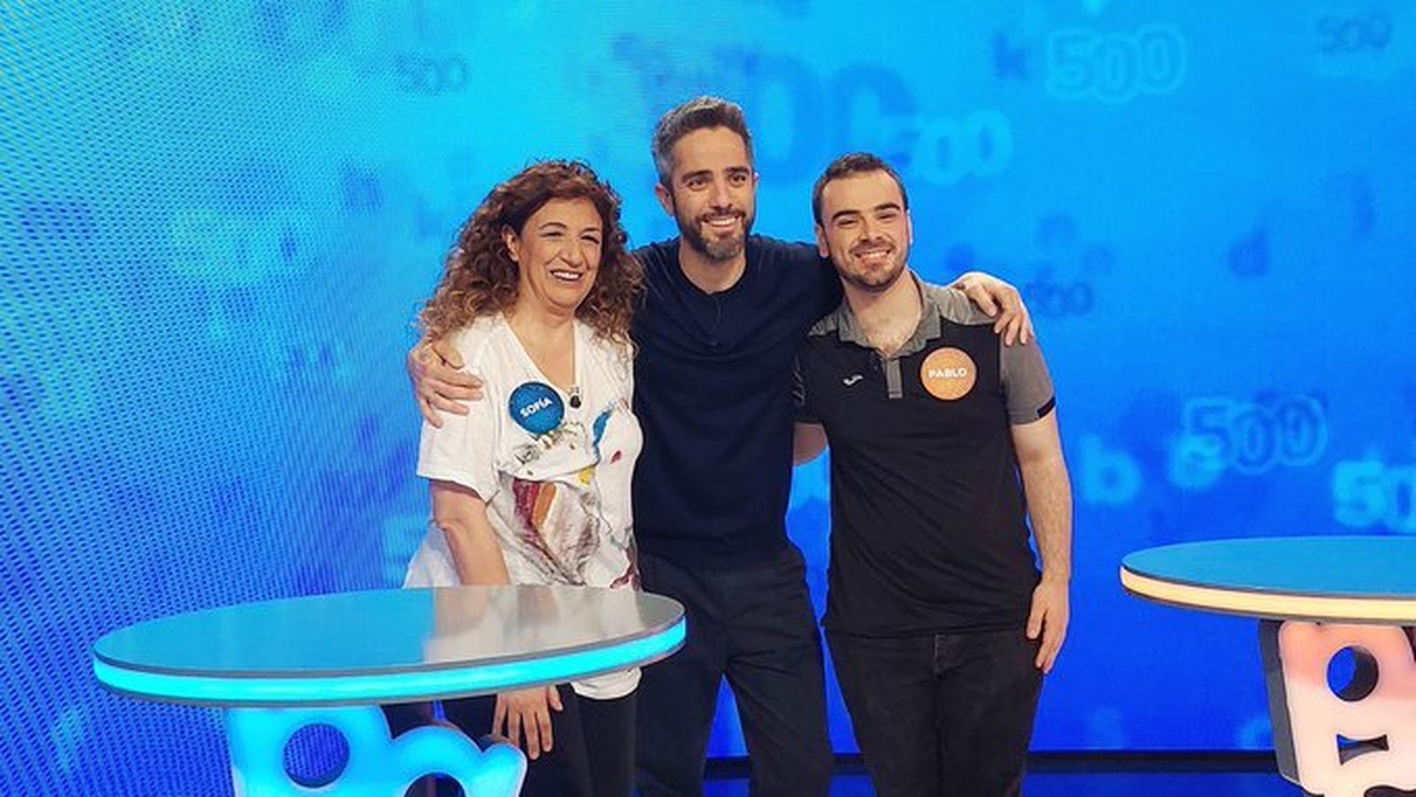 Roberto Leal con Sofía Álvarez y Pablo Díaz, los duelistas del 'Pasapalabra' 500