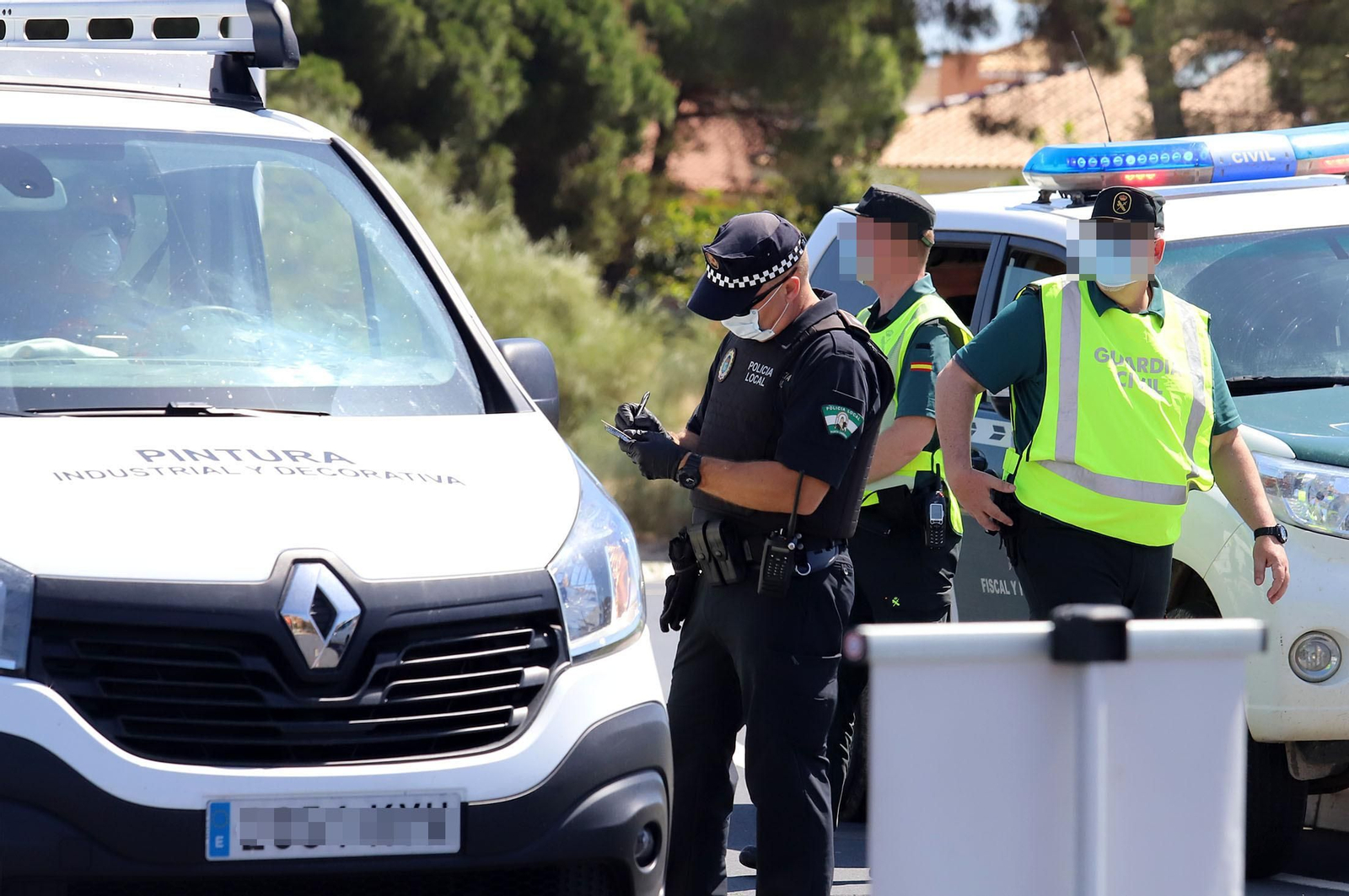 Agentes en un control durante el estado de alarma.
