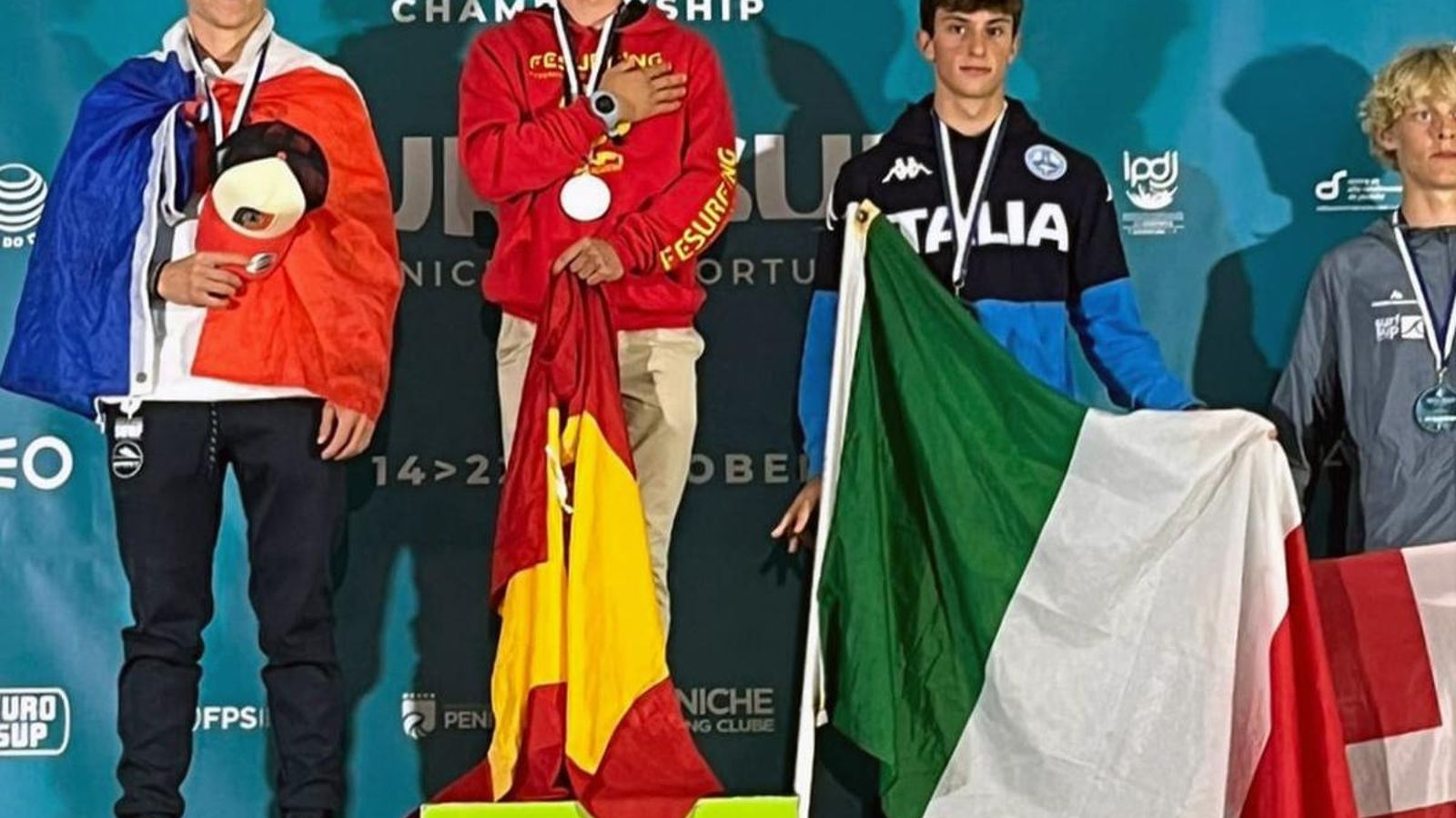 El joven onubense, en lo más alto del podio El joven onubense, en lo más alto del podio