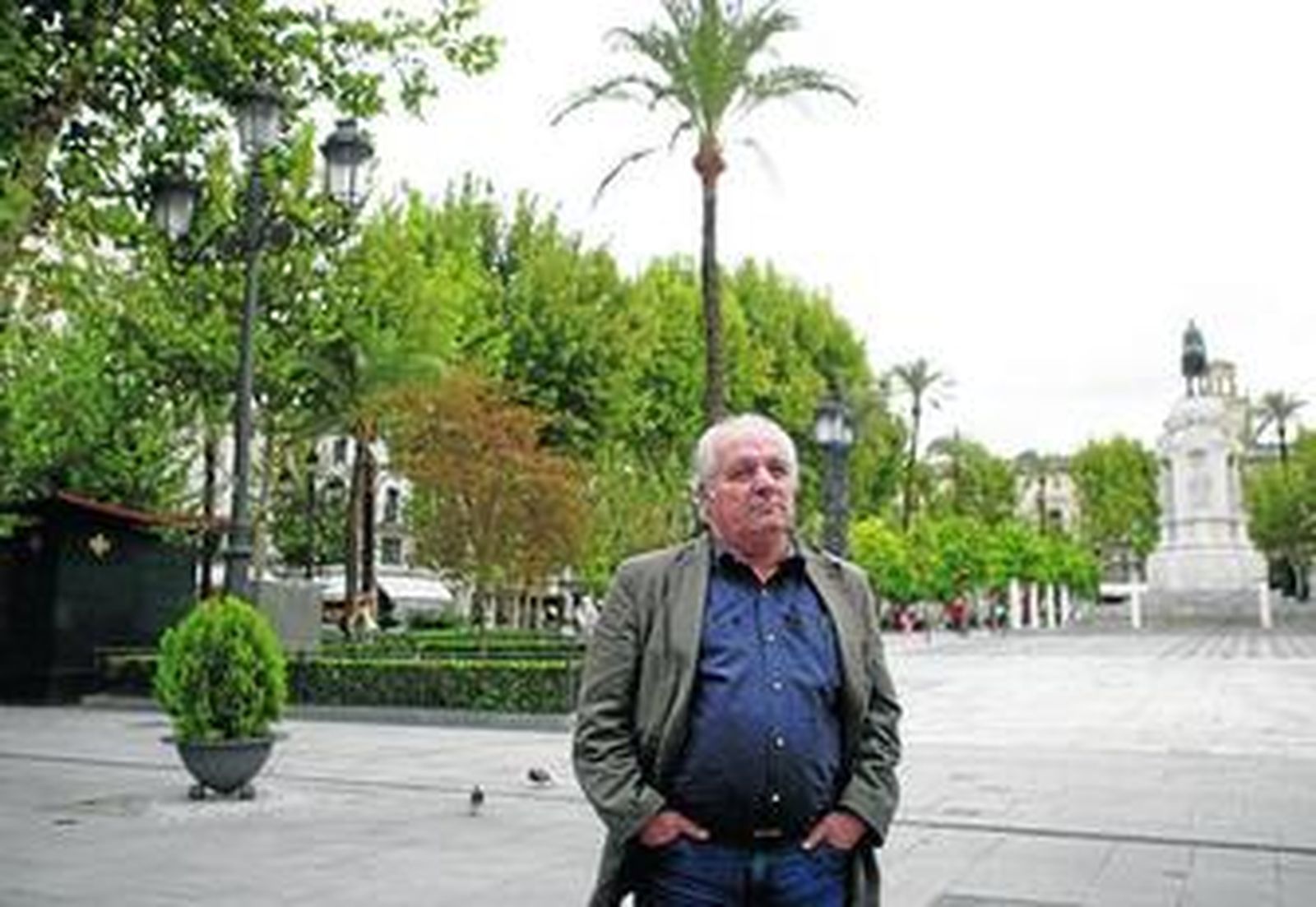 El escritor Javier Reverte, en la Plaza Nueva de Sevilla.