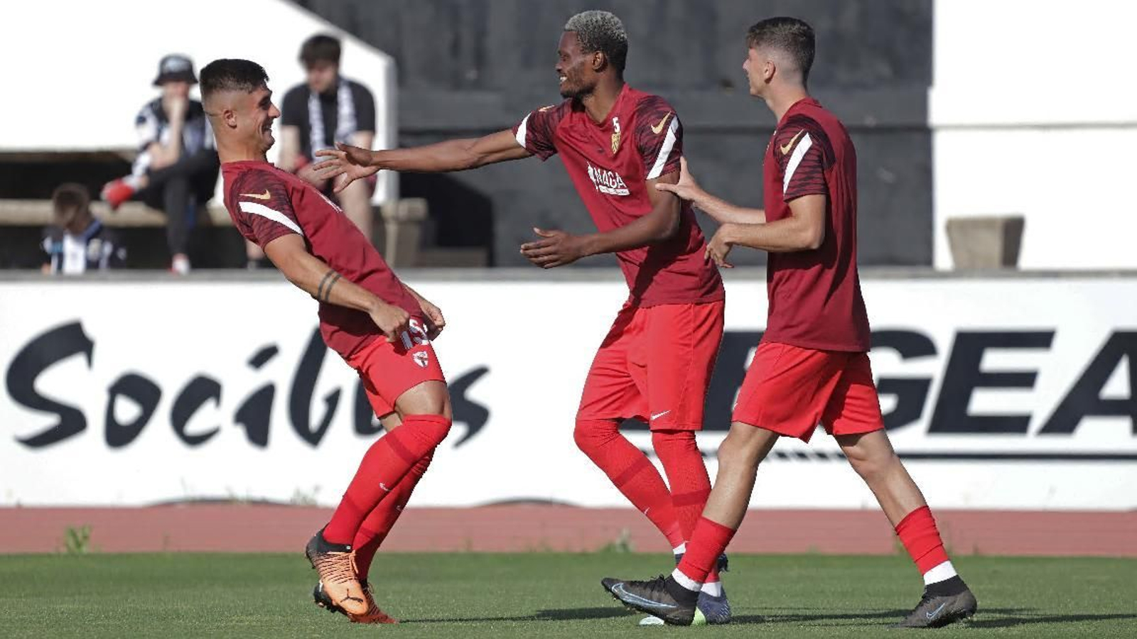 Santisteban y Kibamba bromean en el calentamiento del partido ante el Linense.