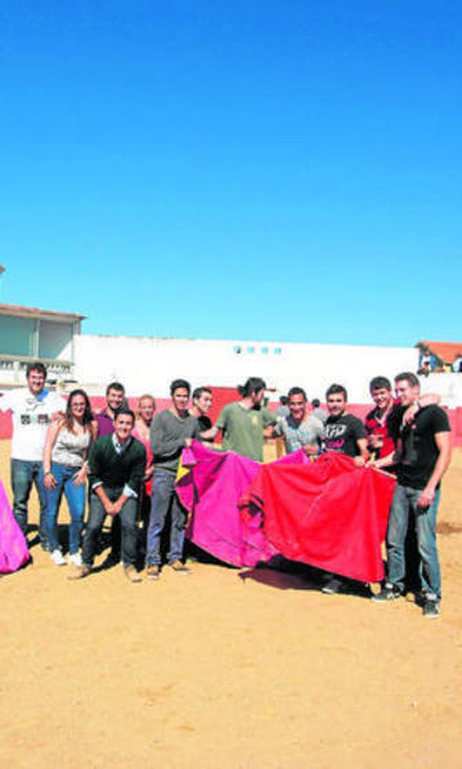 Alumnos en la plaza de toros de la finca.