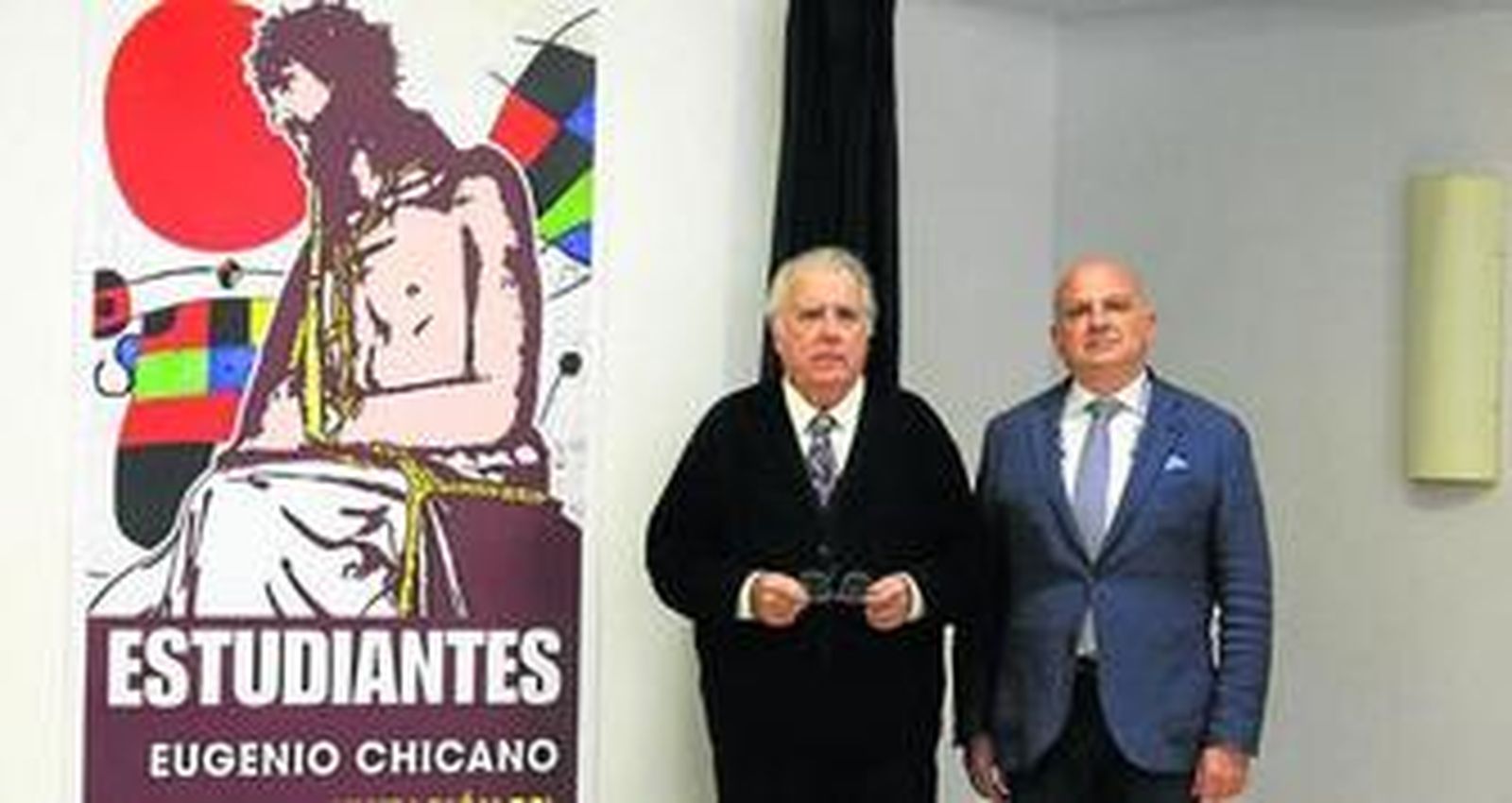 Eugenio Chicano, con el hermano mayor de Estudiantes, Pedro Ramírez, ayer, en la Cofradía.