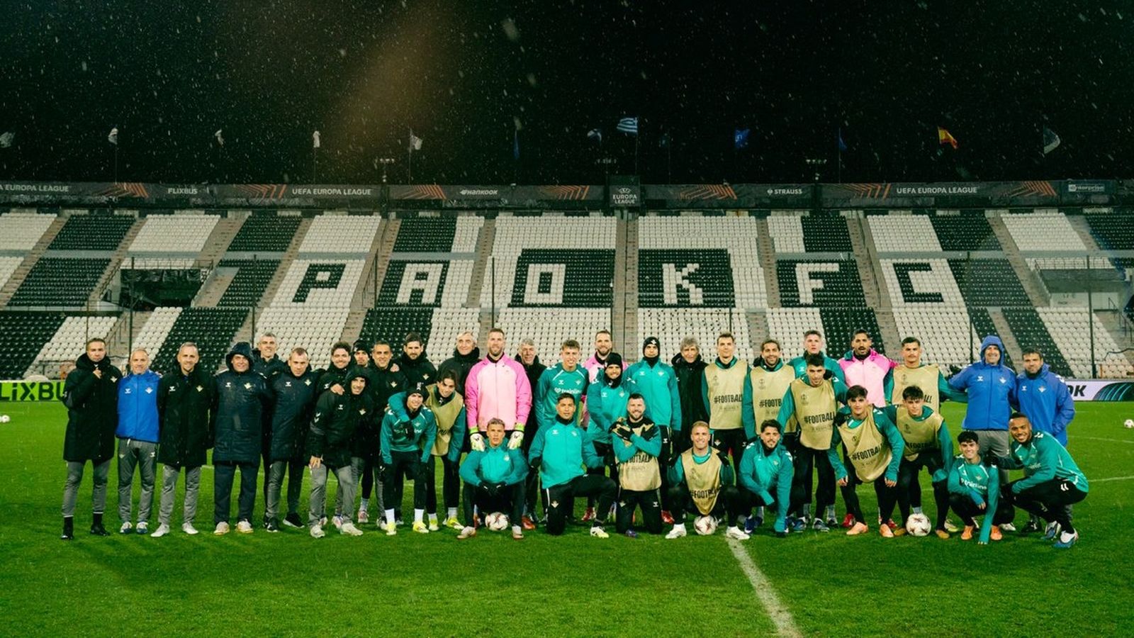 El Betis ya posa con la plantilla desplazada en el campo del PAOK