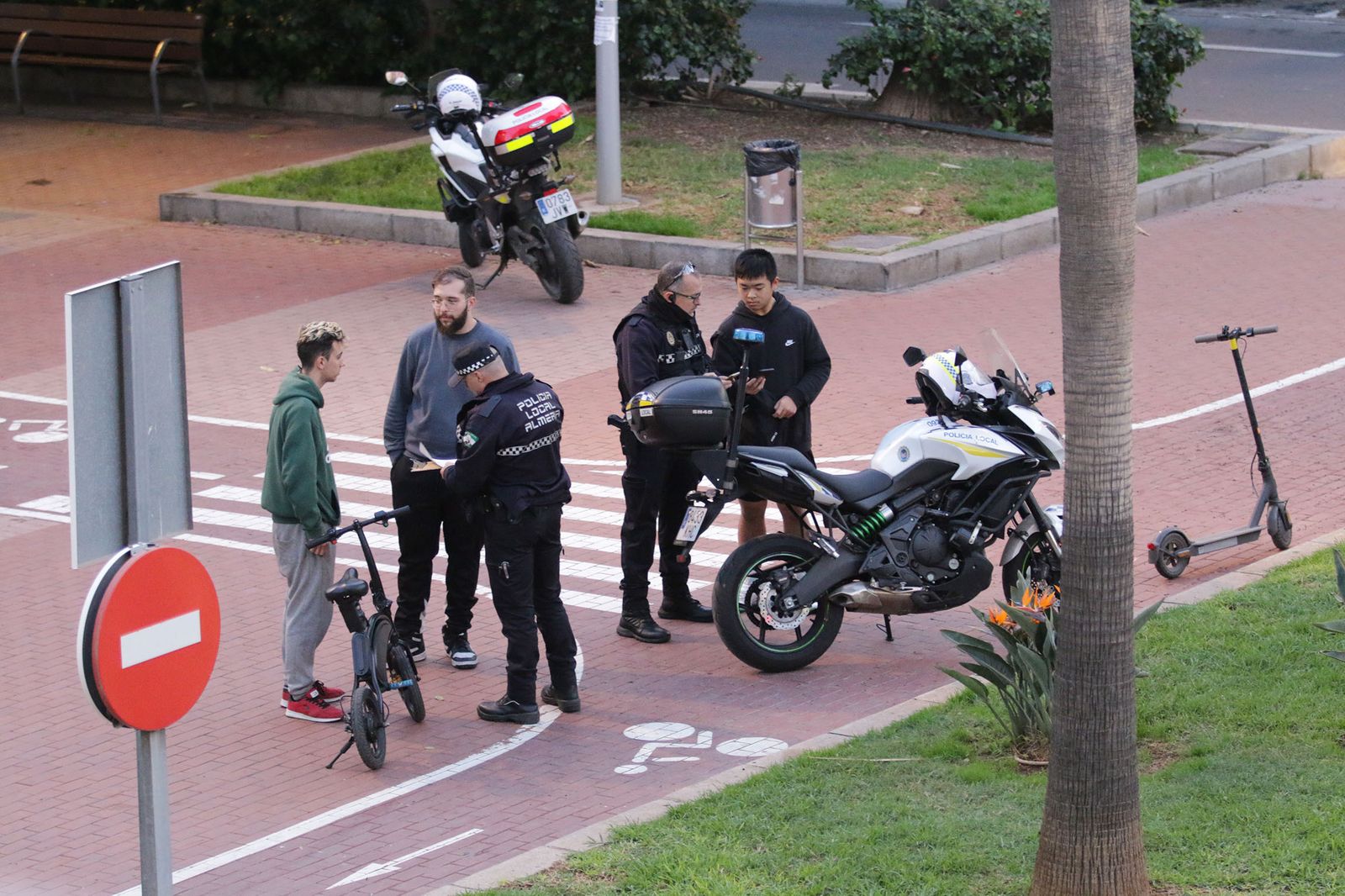 La Policía Local de Almería, en uno de los controles sobre patinetes eléctricos