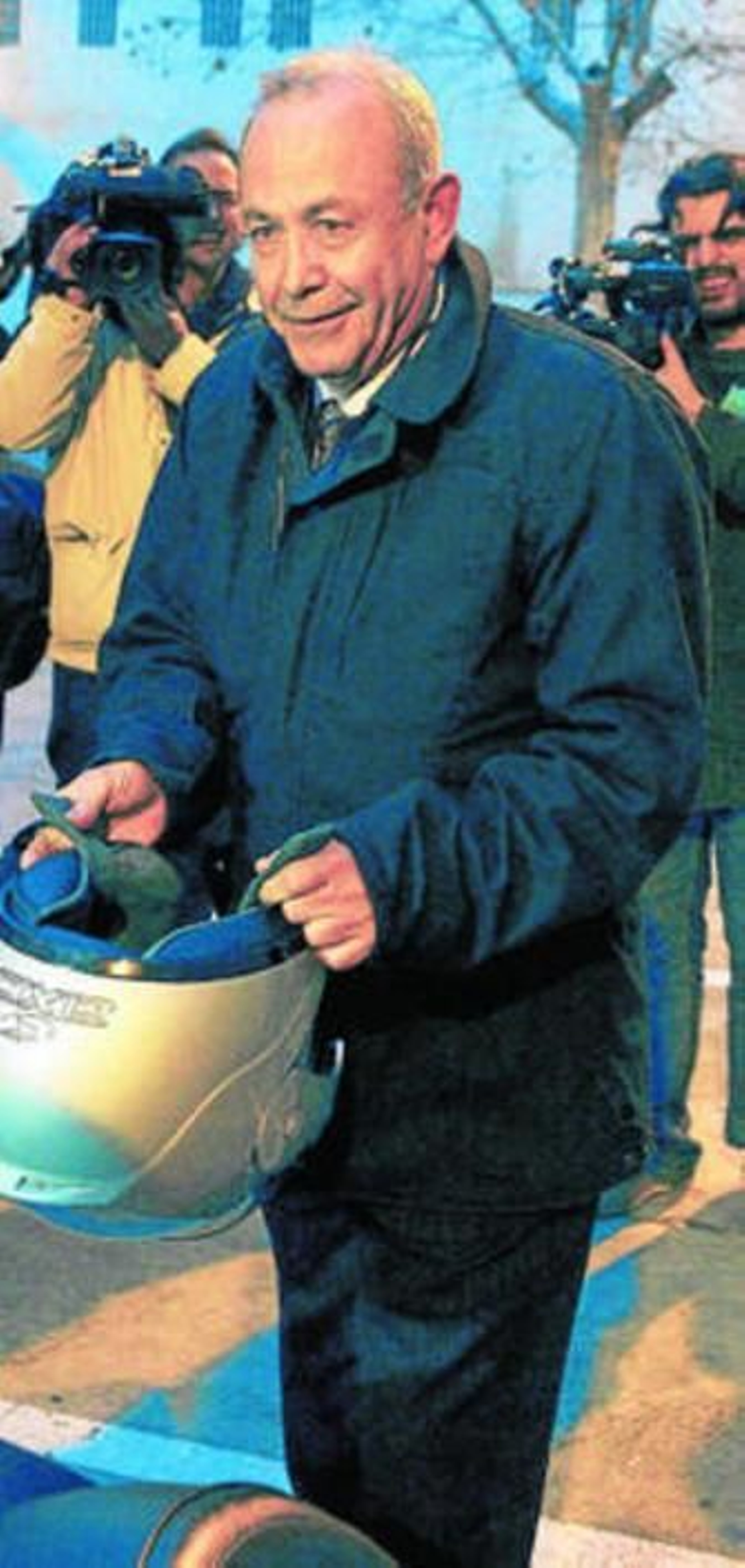 José Castro antes de montar en moto a la salida ayer del tribunal de Palma.