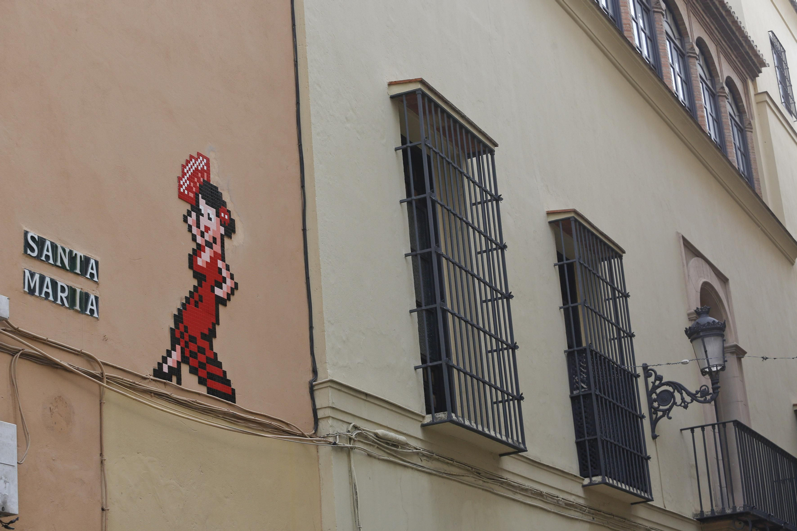 Obra del artista Invader en Málaga.