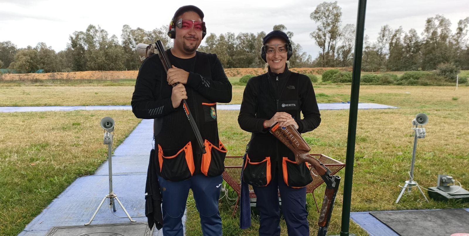 Fátima Gálvez, junto a Alberto Fernández, en el campo de tiro.