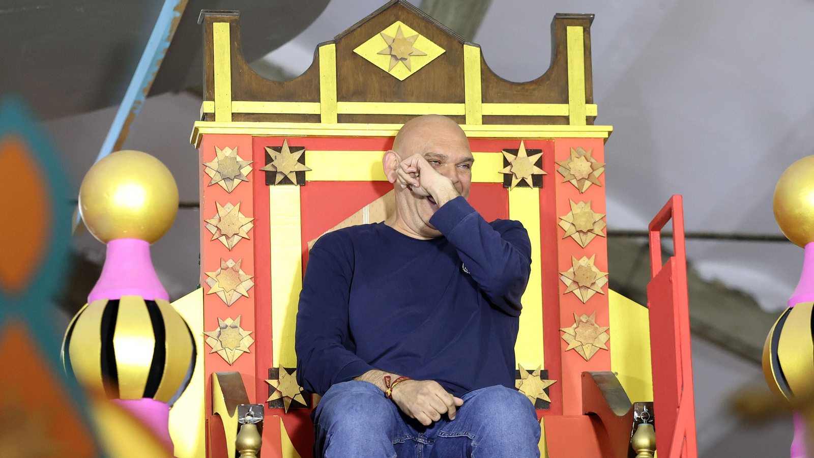 Los Reyes Magos visitan sus carrozas en el taller de Fiestas de Jerez