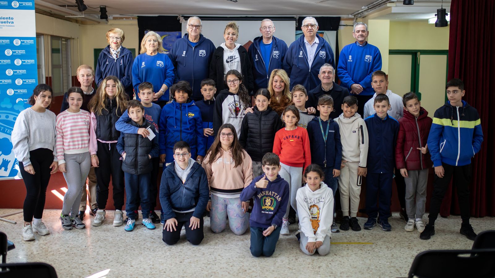 Foto de familia con la alcaldesa de Huelva, Pilar Miranda.