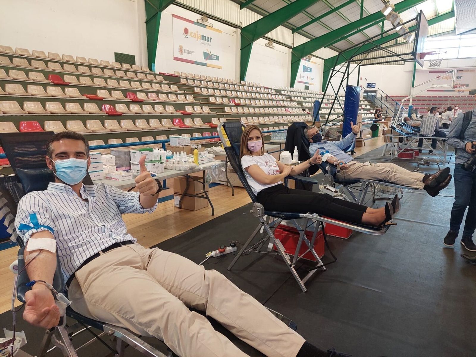 El alcalde de Almería, la delegada del Gobierno de la Junta y el delegado territorial de Salud aportan su grano de arena donando sangre en la maratón que ha acogido el Pabellón de Deportes Rafael Florido de la capital