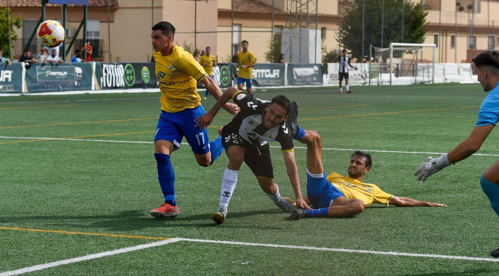 Partido entre el Tomares y la Real Balompédica Linense
