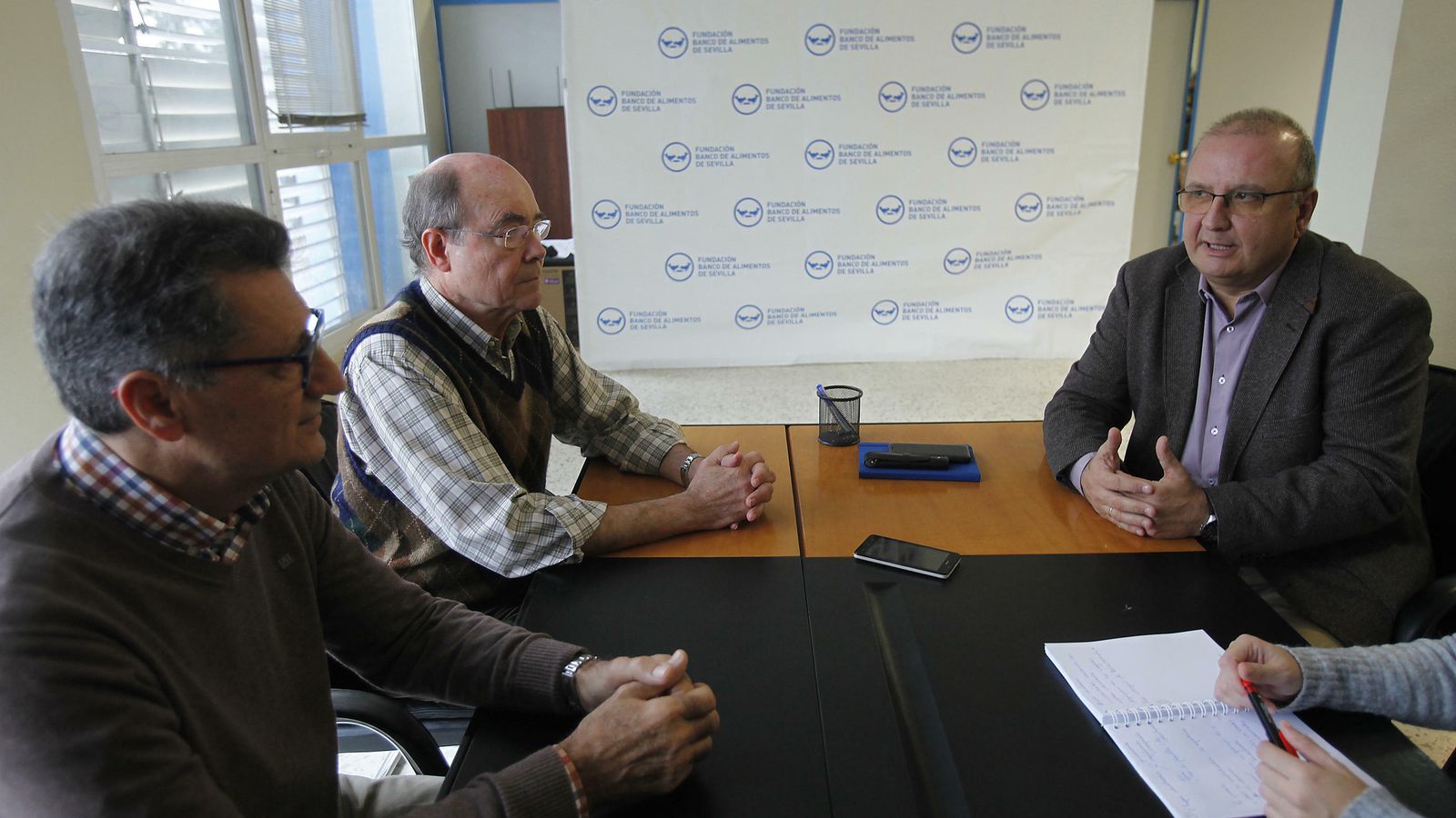 De izquierda a derecha los voluntarios Juan Antonio Romero, José Luis Candau y José Pedraza durante el reportaje.
