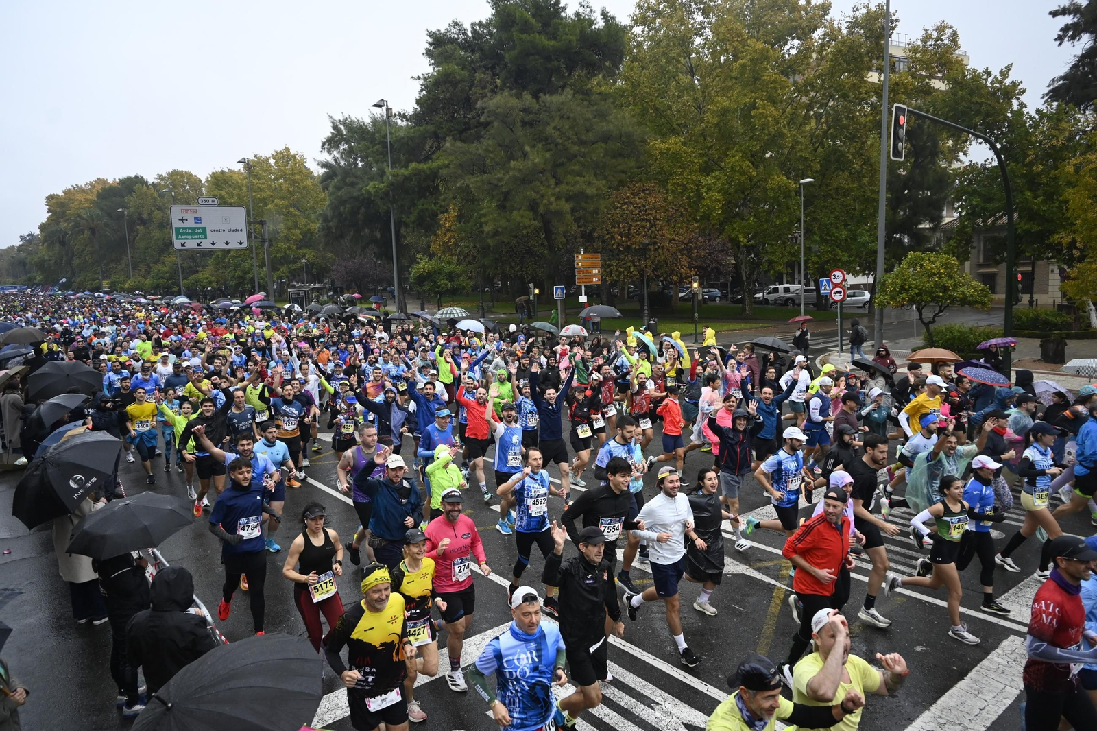 Las mejores fotos de la espectacular salida de la Media Maratón de Córdoba 2025