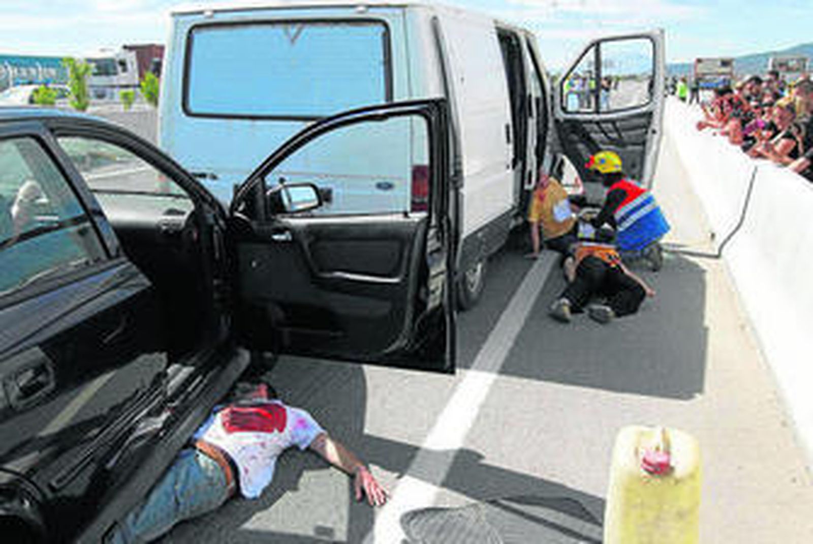 Un sanitario atiende a los heridos durante el simulacro en el puerto.