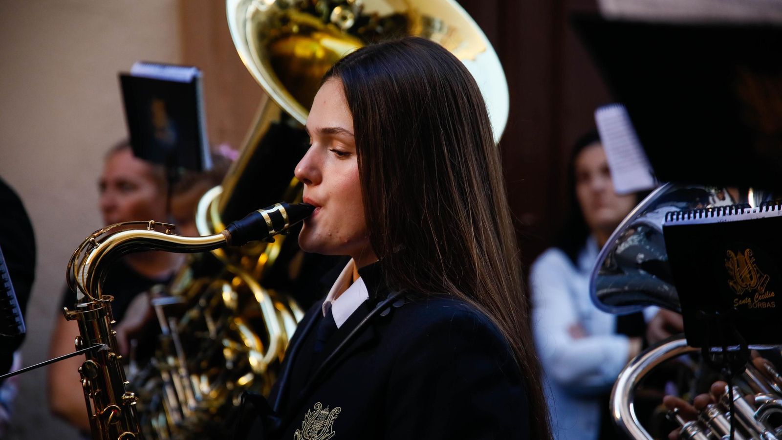 Vea la salida de la Hermandad de Los Ángeles de la Catedral de Almería