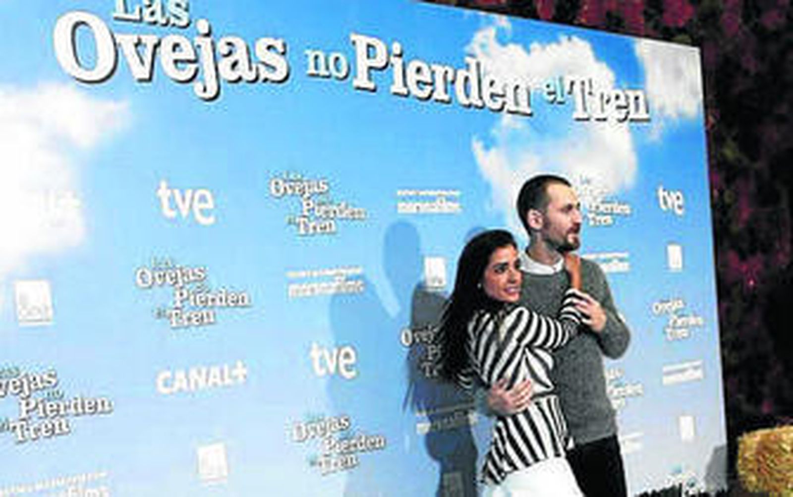 Inma Cuesta y Raúl Arévalo en  la presentación de 'Las ovejas no pierden el tren'.