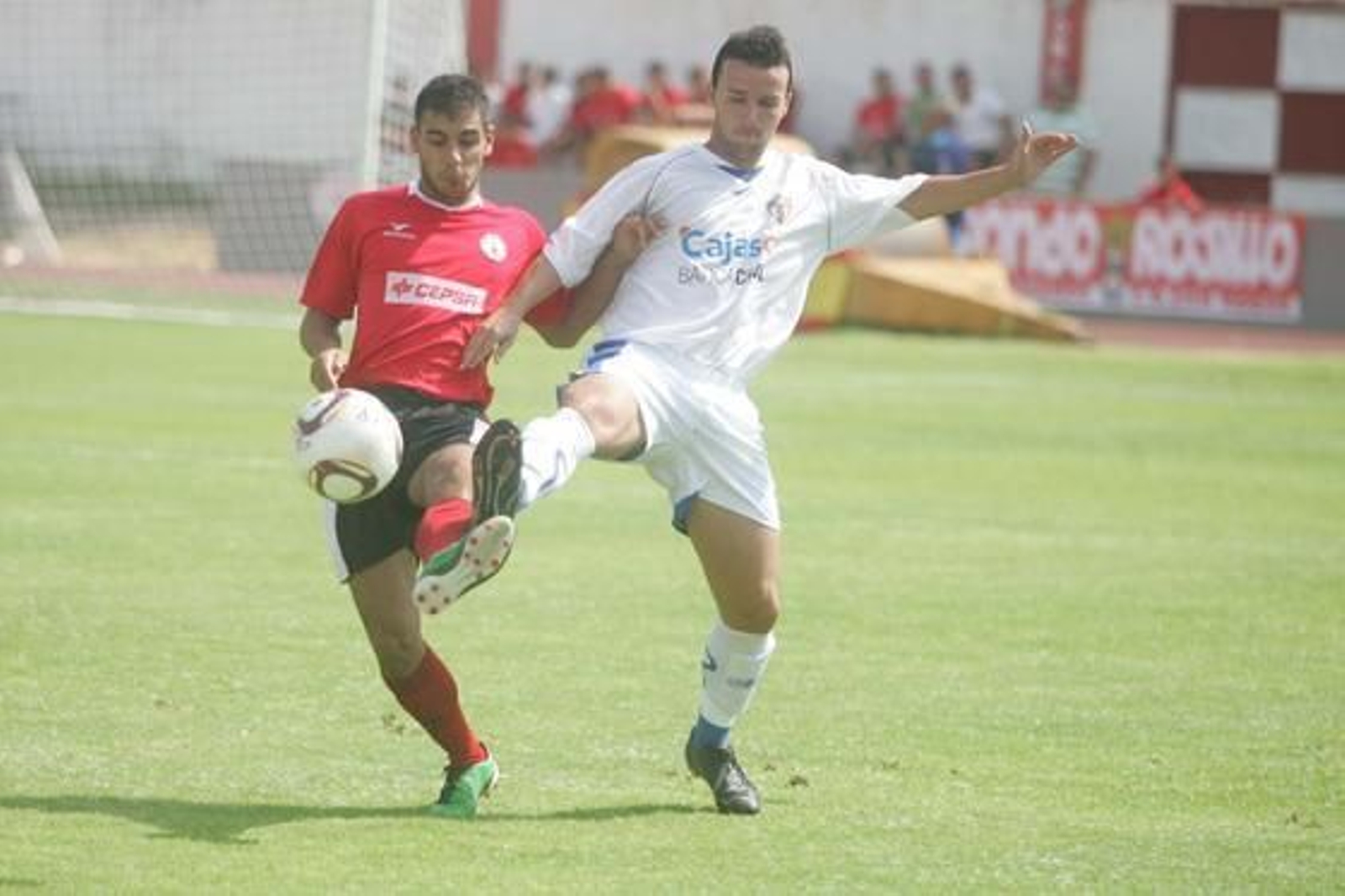 El San Roque desperdicia dos goles de ventaja ante el Pozoblanco y sufre, en su estreno como local, su primera bofetada de la temporada./Fotos: Quiñones

Foto: J.M.Q.
