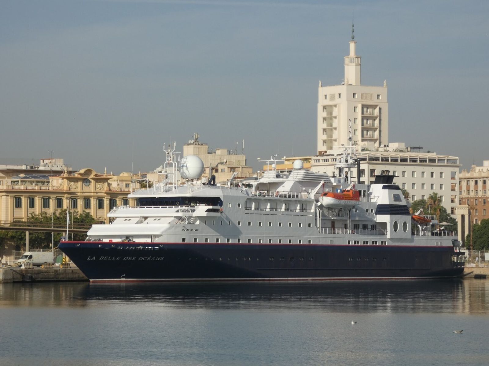 'La Belle des Océans' amarrado este viernes en el muelle 3-A1.