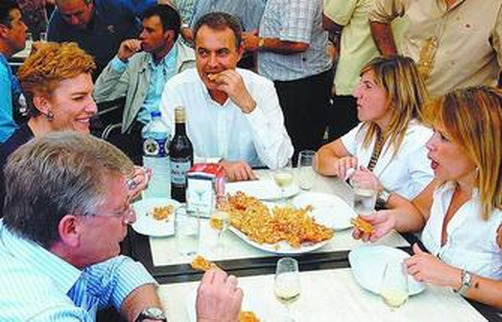 Zapatero y su esposa almuerzan con dirigentes gaditanos del PSOE durante una visita a Sanlúcar de Barrameda.