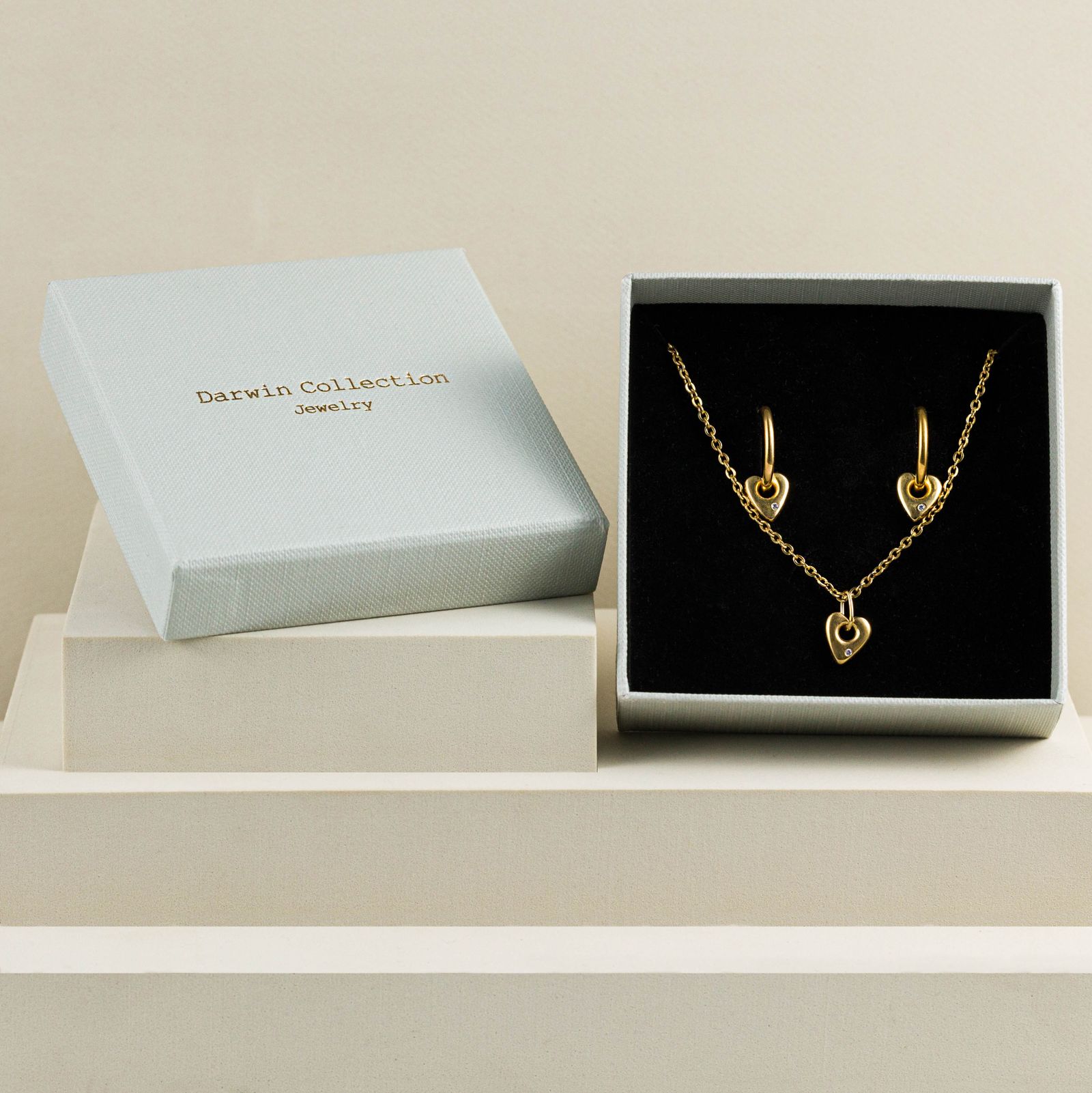 Otro de los puntos diferenciales de la marca, es el mimo con el que se realiza el proceso de producción de su línea de joyas, garantizando en el resultado final un producto de excelente calidad