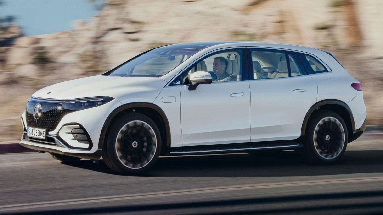 En lugar de contar con modelos con especificaciones y denominaciones distintas según sus motores, como es el caso del EQS SUV, Mercedes pasará a tener en un mismo coche versiones con motores de combustión y eléctricas.