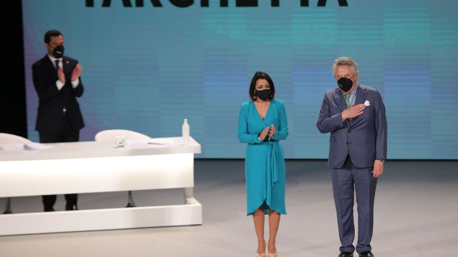 Javier Targhetta en el momento de recibir la Medalla de Andalucía.