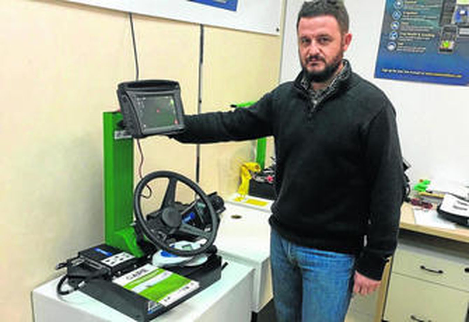 Manuel Pérez Ruiz en su laboratorio de la Hispalense