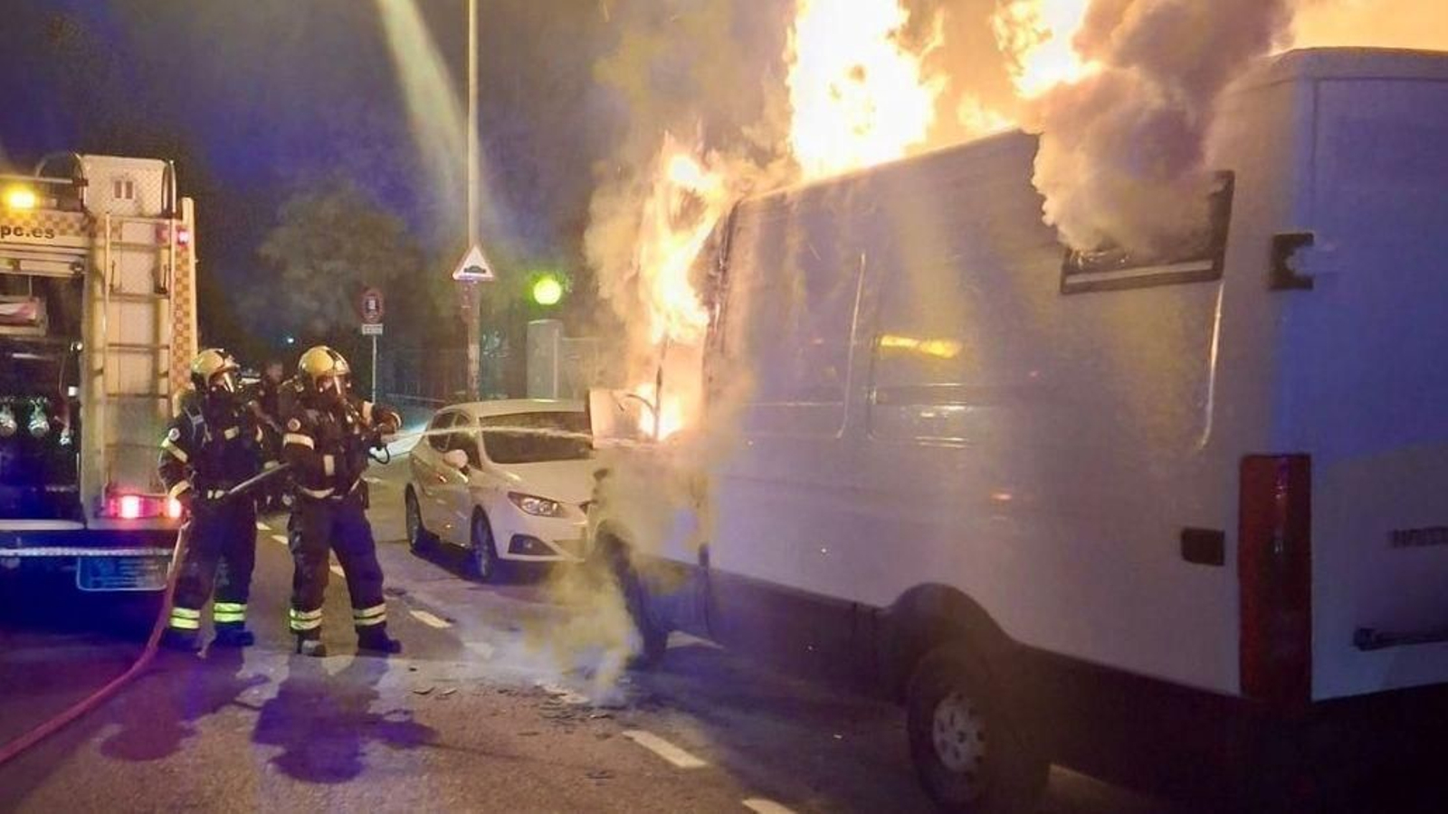 Bomberos del Parque de Jerez durante las tareas de extinción dle incendio registrado en la furgoneta camperizada