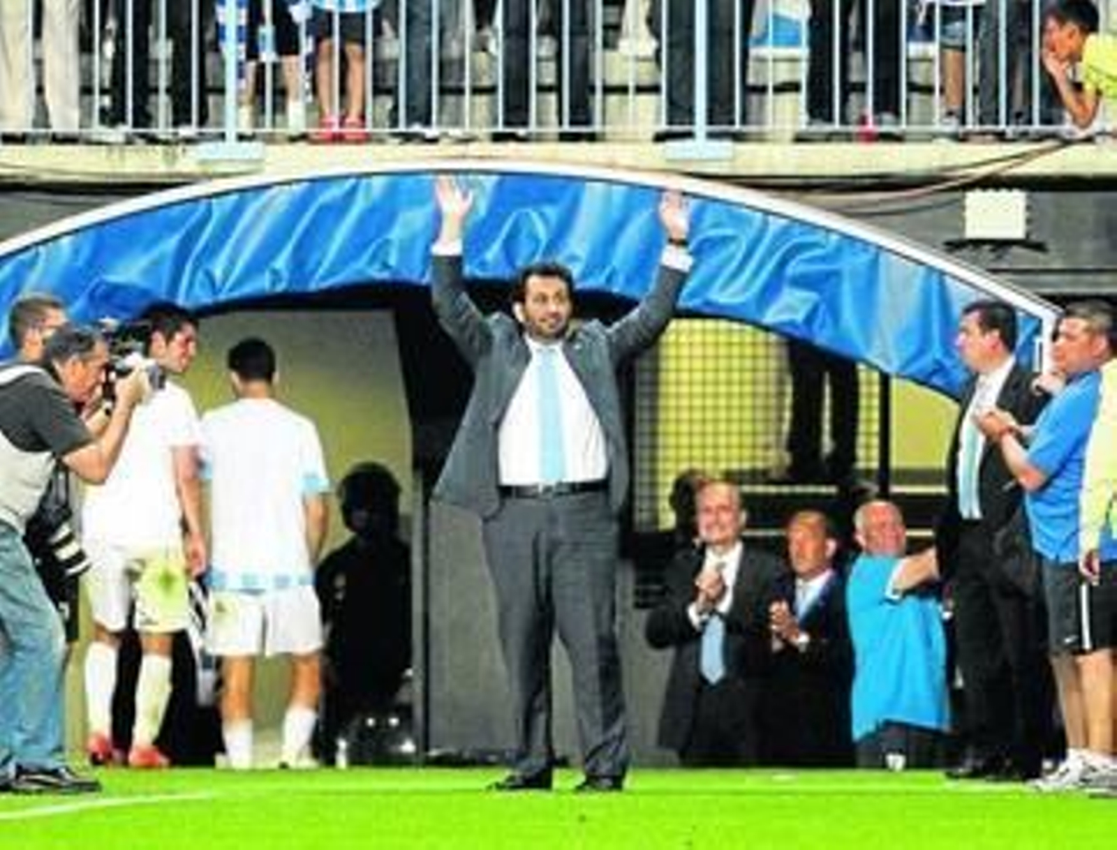 El presidente Al-Thani saluda desde el césped de La Rosaleda.