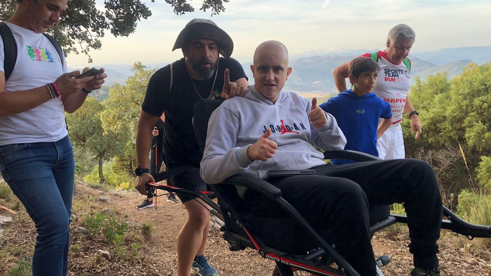 José Manuel, joven con discapacidad, subiendo al Torreón, en el Bosque, empujado por Antonio Pedro Hirch.