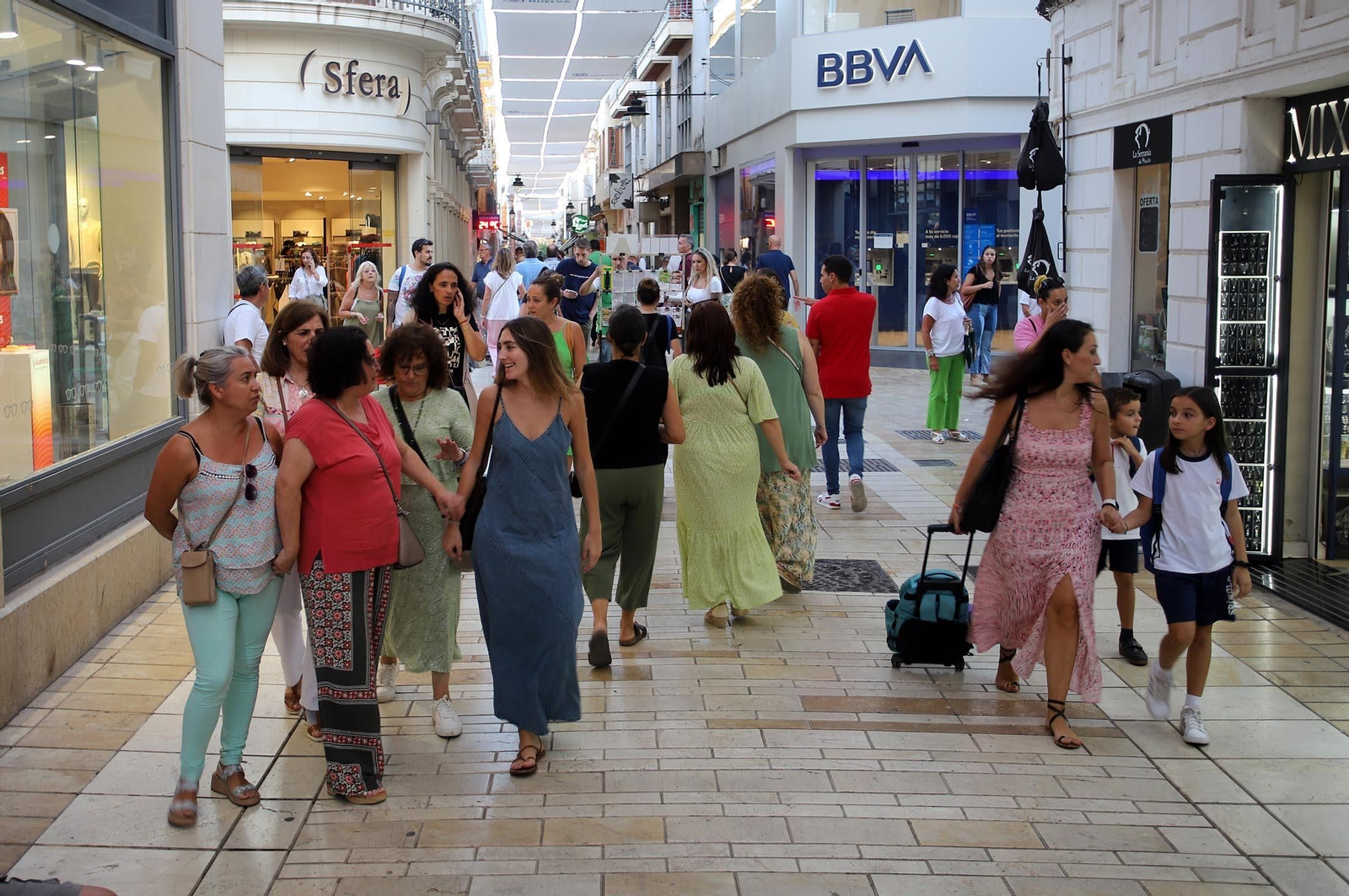 Imágenes de Huelva en blanco y azul, la noche del comercio