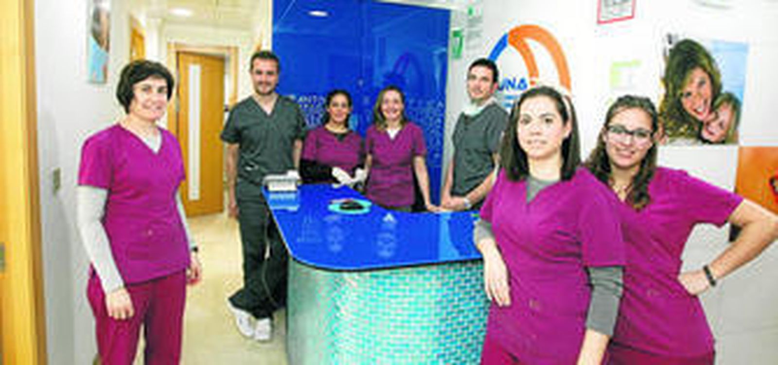 Cristina Sánchez (a la derecha) junto a otros compañeros y los propietarios del Centro Dental Luna de Huércal-Overa.