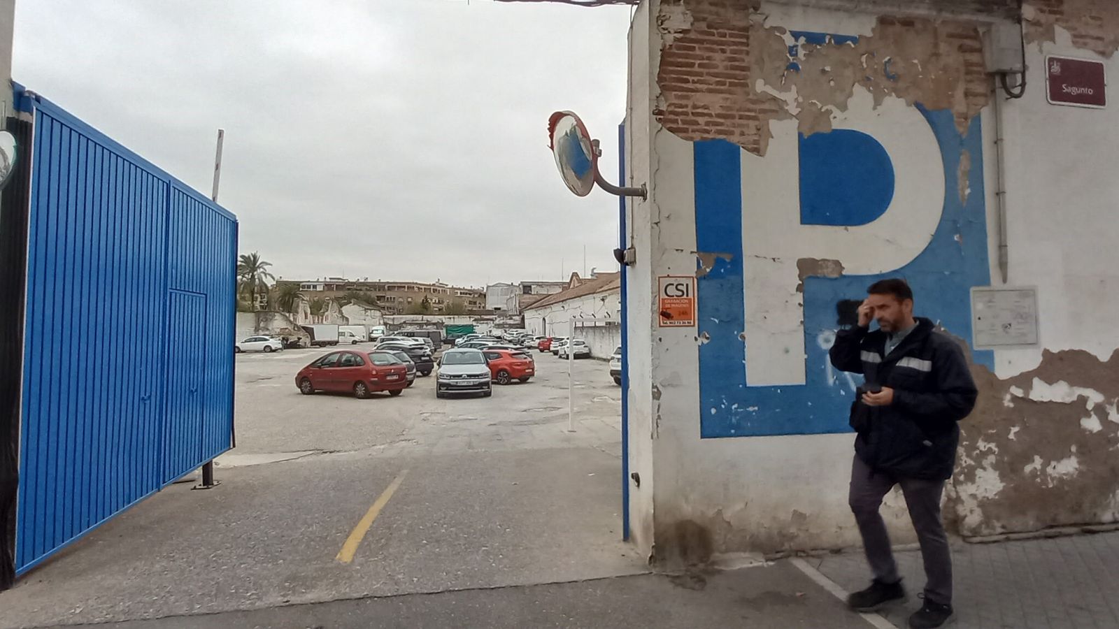 Parking de la calle Sagunto en el que se levantará el aparcamiento a doble altura