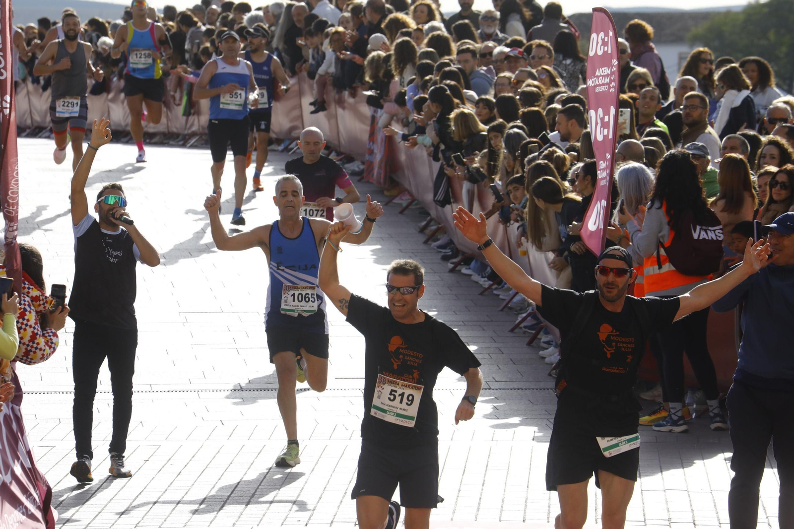 La gloria de cruzar la Puerta del Puente: las fotos de la línea de meta de la Media Maratón de Córdoba 2024