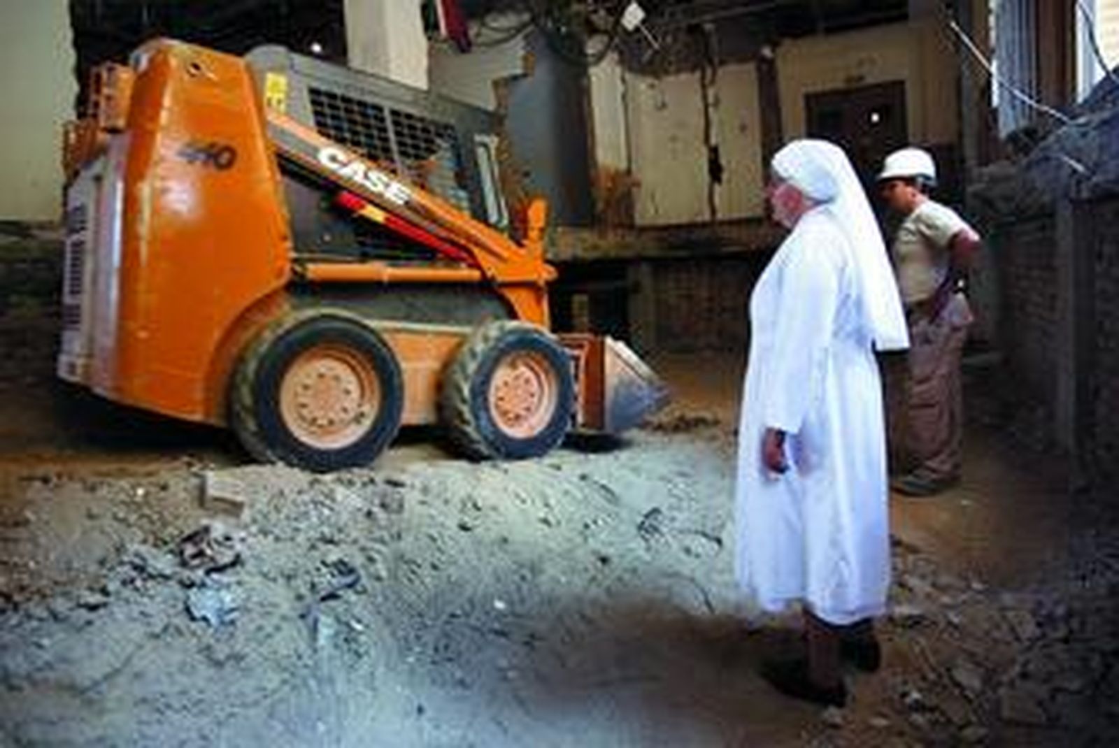 Las máquinas trabajan en el asilo de ancianos ante la mirada de la madre superiora.