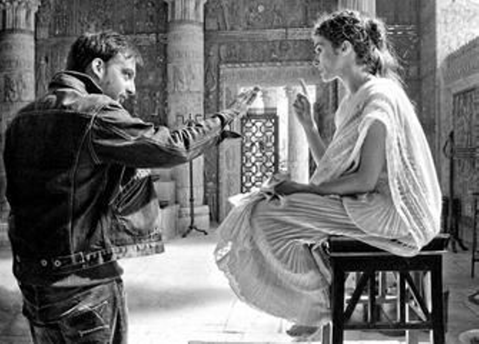 Alejandro Amenábar le da instrucciones a Rachel Weisz durante el rodaje de la película.