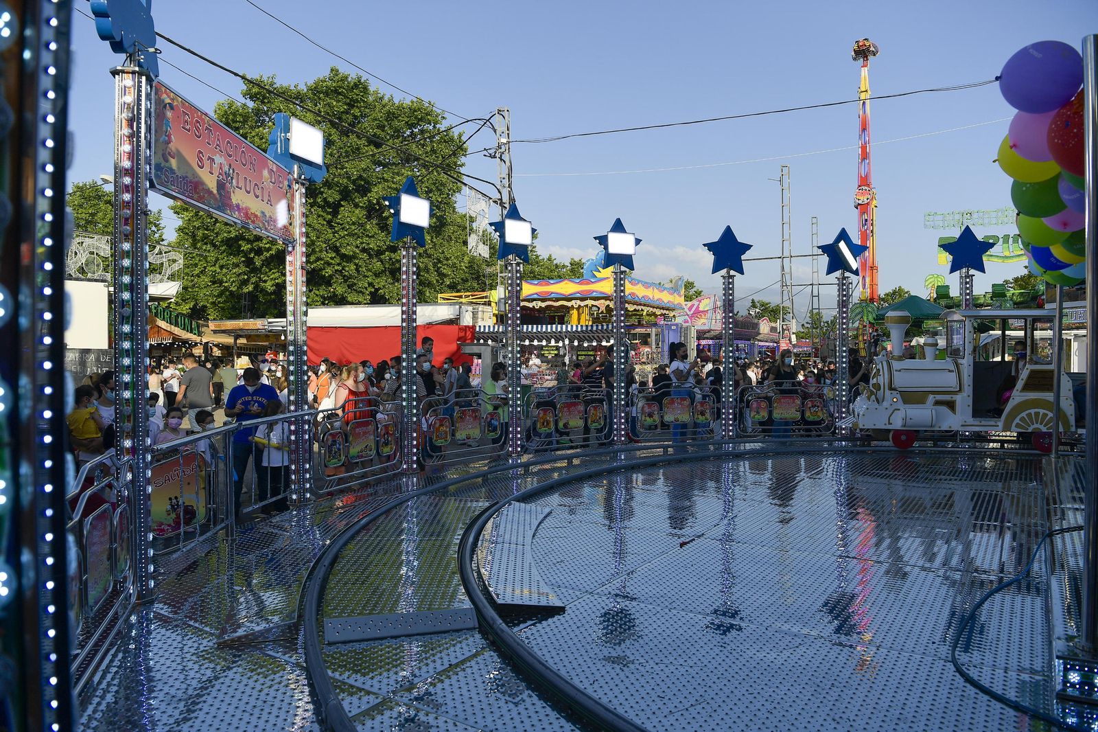 Atracciones de feria, columpios, niños y vida en el Corpus 2021
