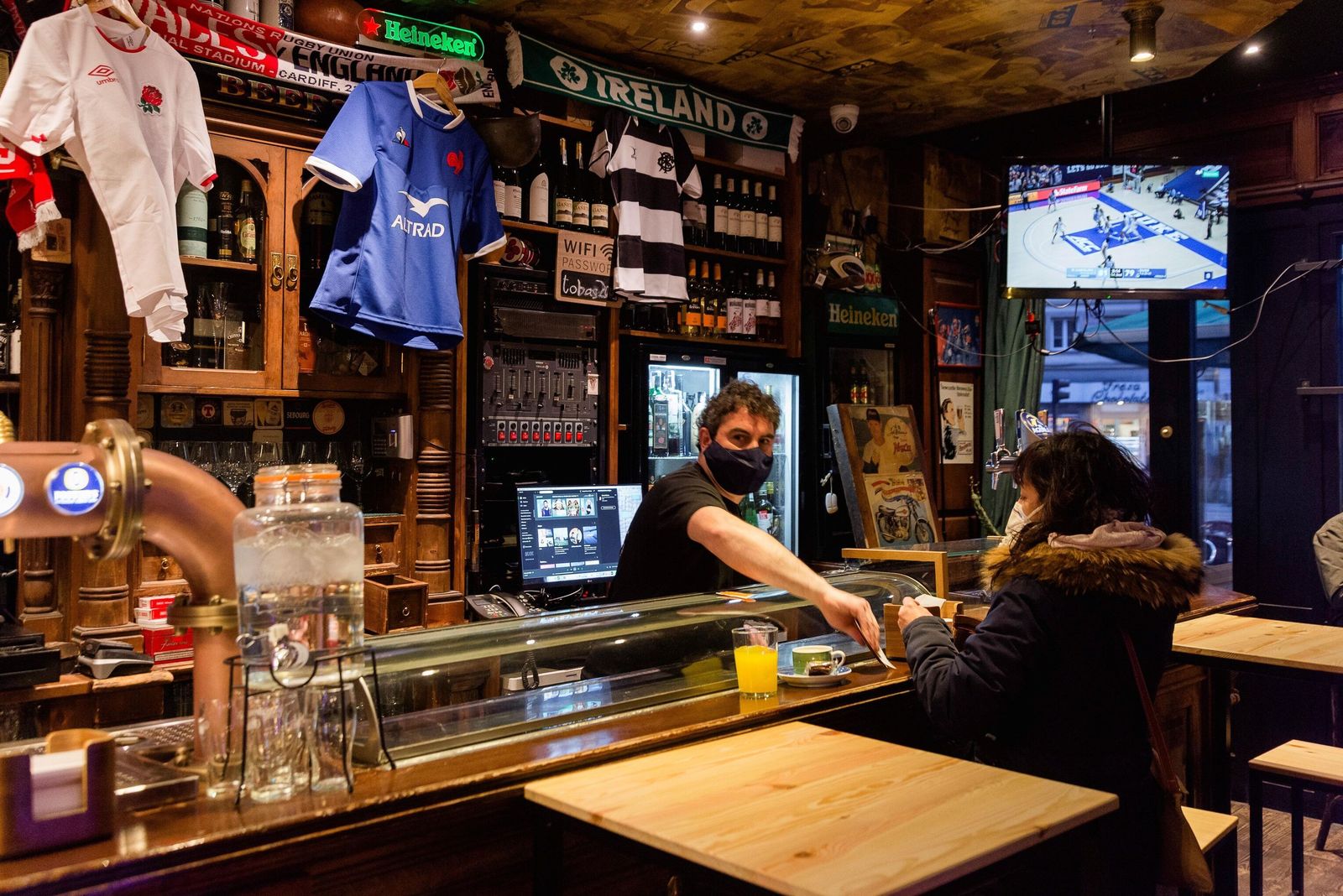 El interior de los bares de Granada estarían cerrados con la nueva propuesta de Sanidad