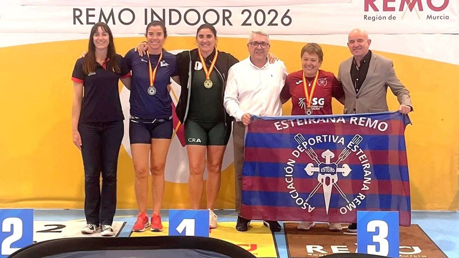 Esther Montero, en el centro totalmente de negro, en el podio de la categoría veteranas