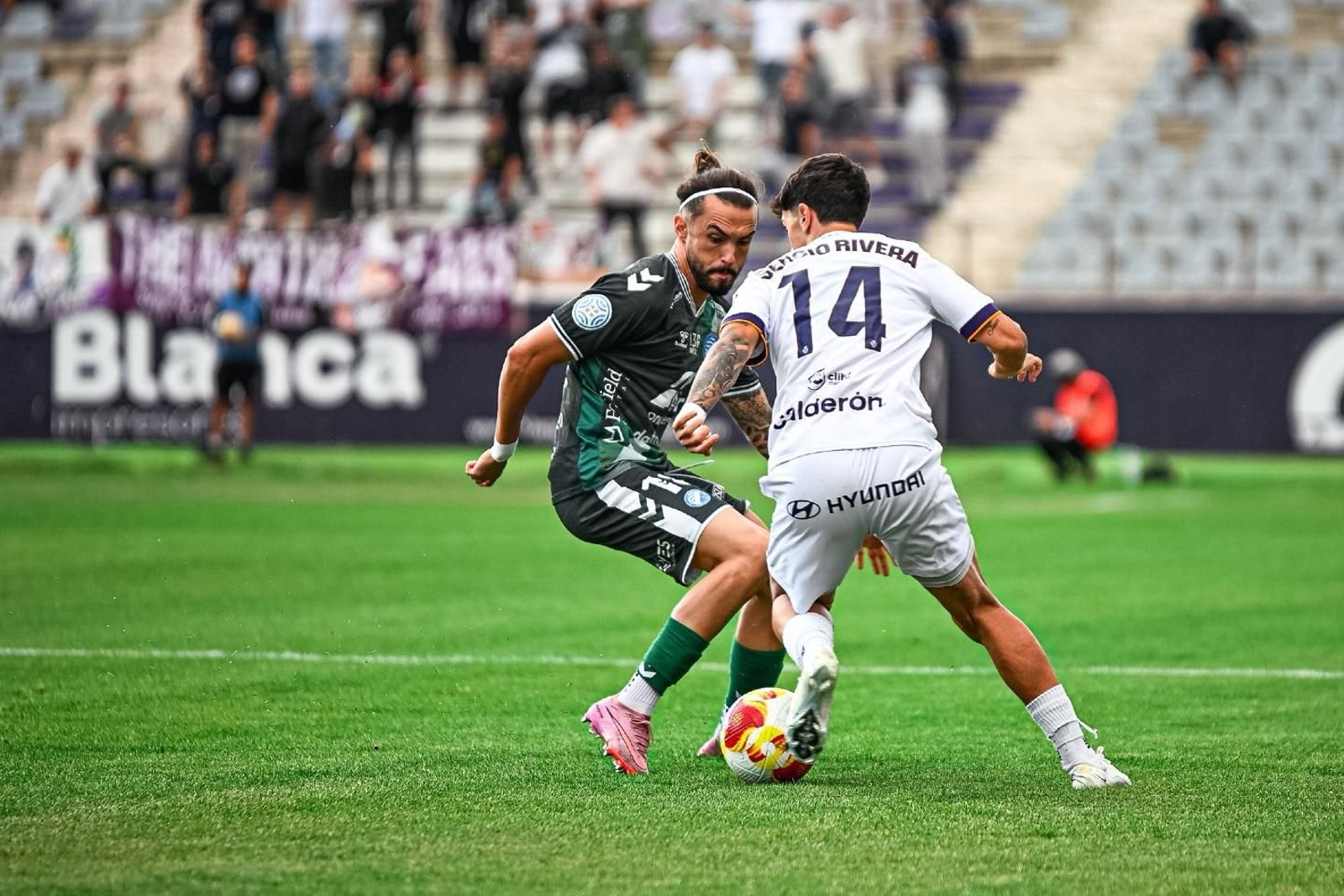 Carlos Daniel, autor del 0-1, intenta tapar a Sergio Rivera.