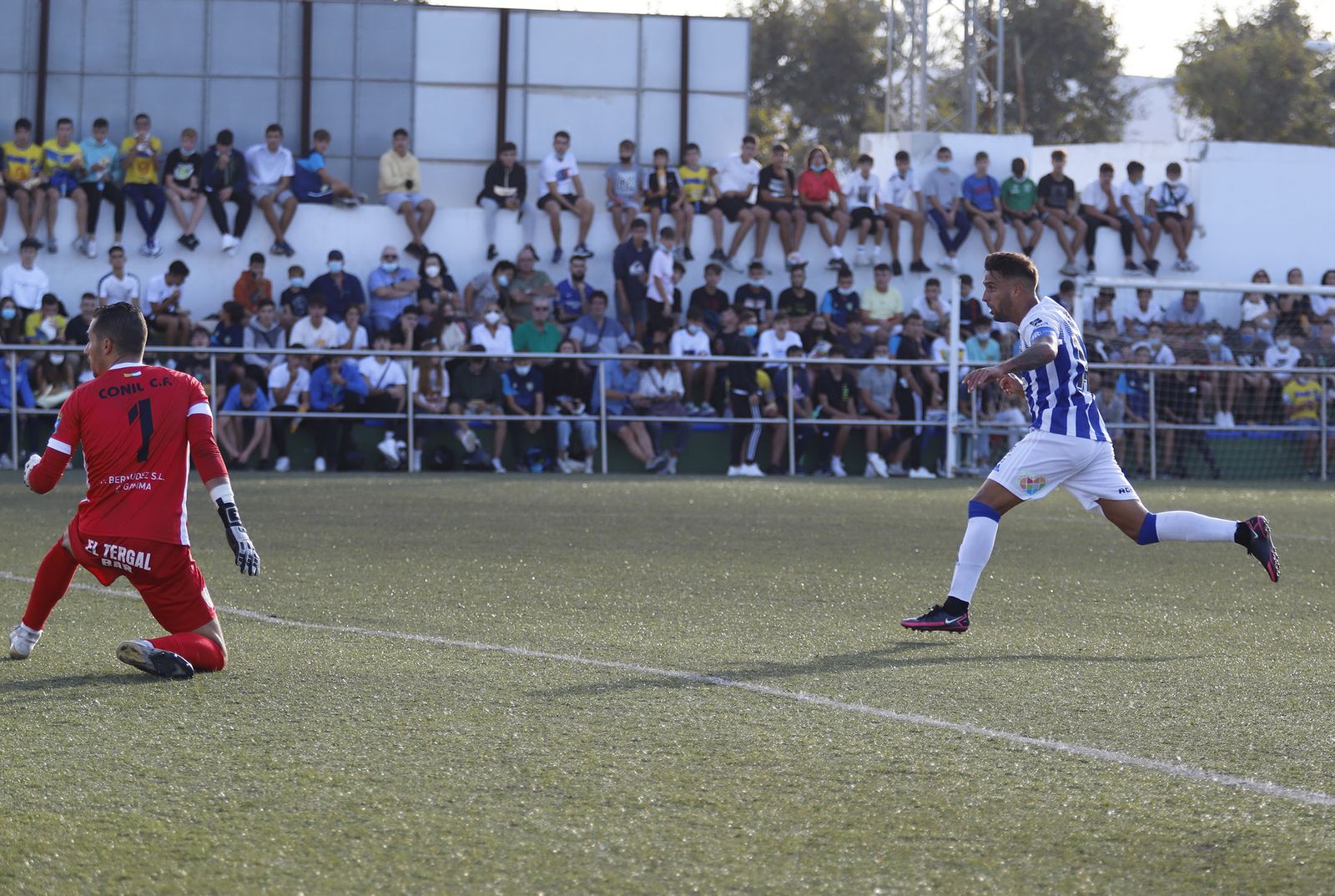 Imágenes del encuentro entre el Conil y el Recreativo de Huelva