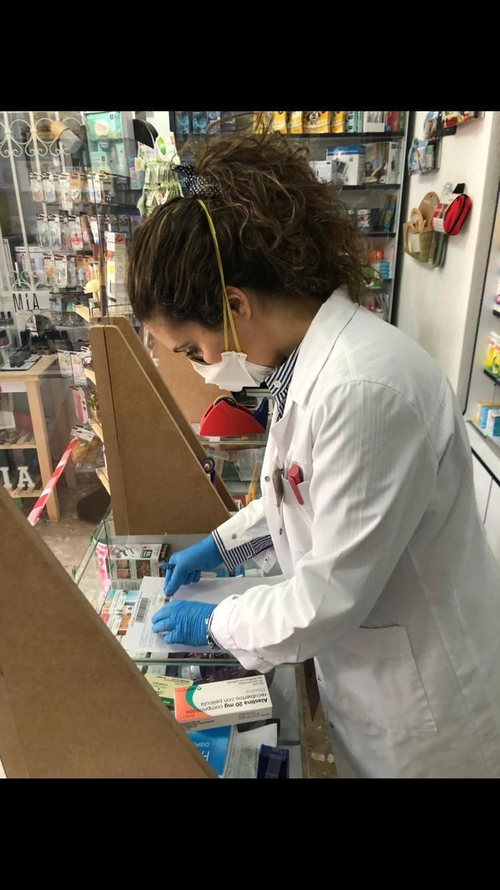 Mati Muñoz, mientras hace la dispensación de un medicamento.
