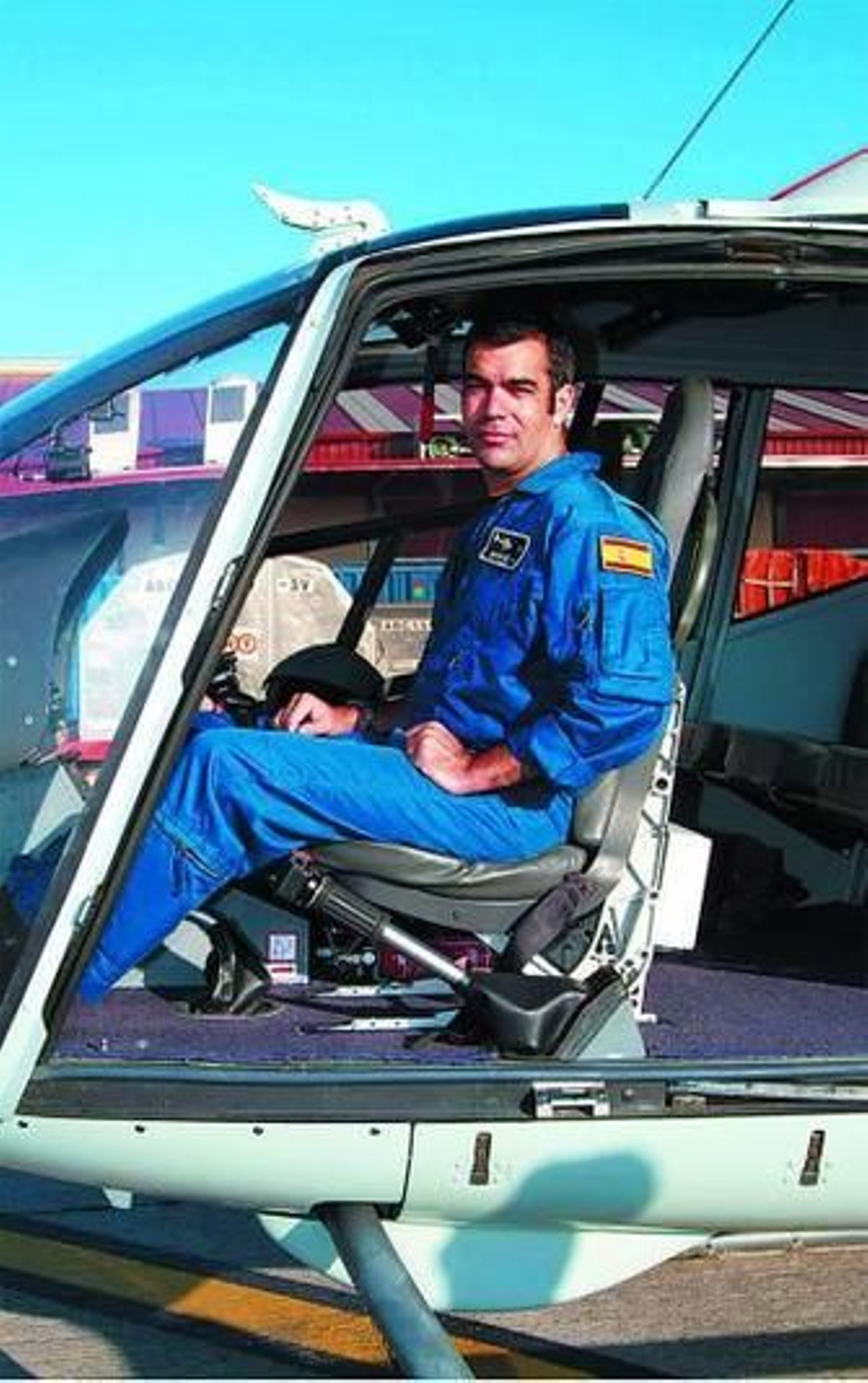 Marcos Díez, subido a uno de los helicópteros del grupo Aspa.