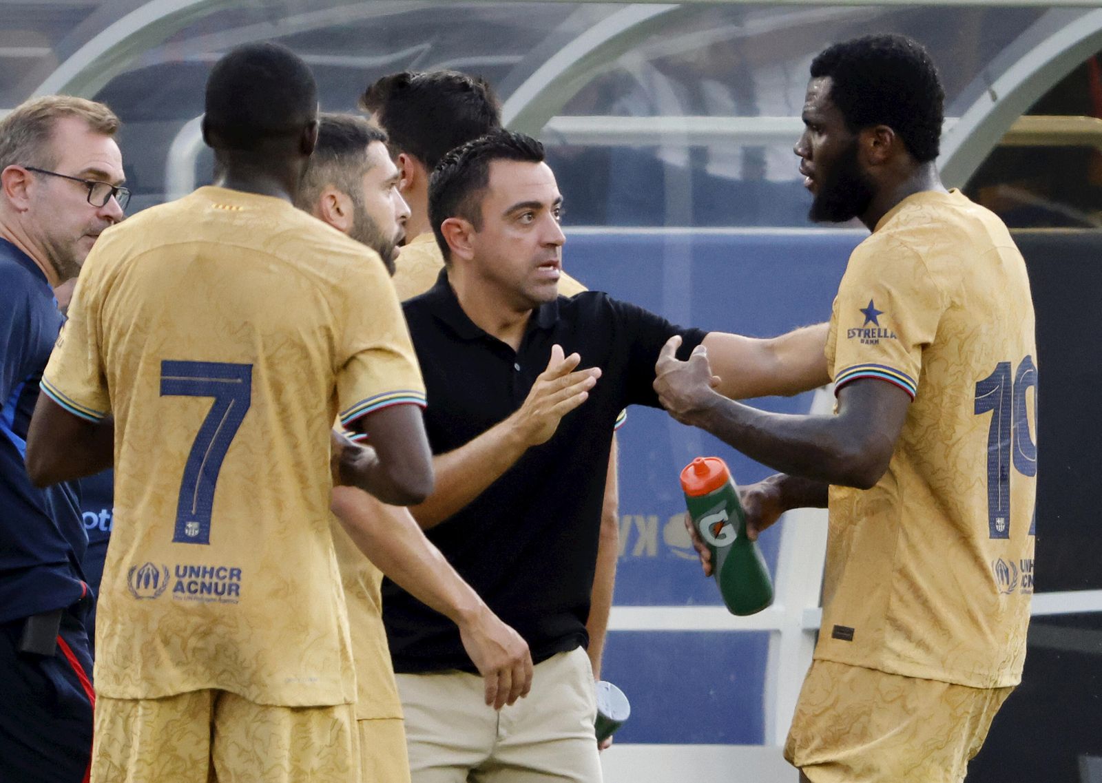 Xavi da órdenes a sus jugadores.