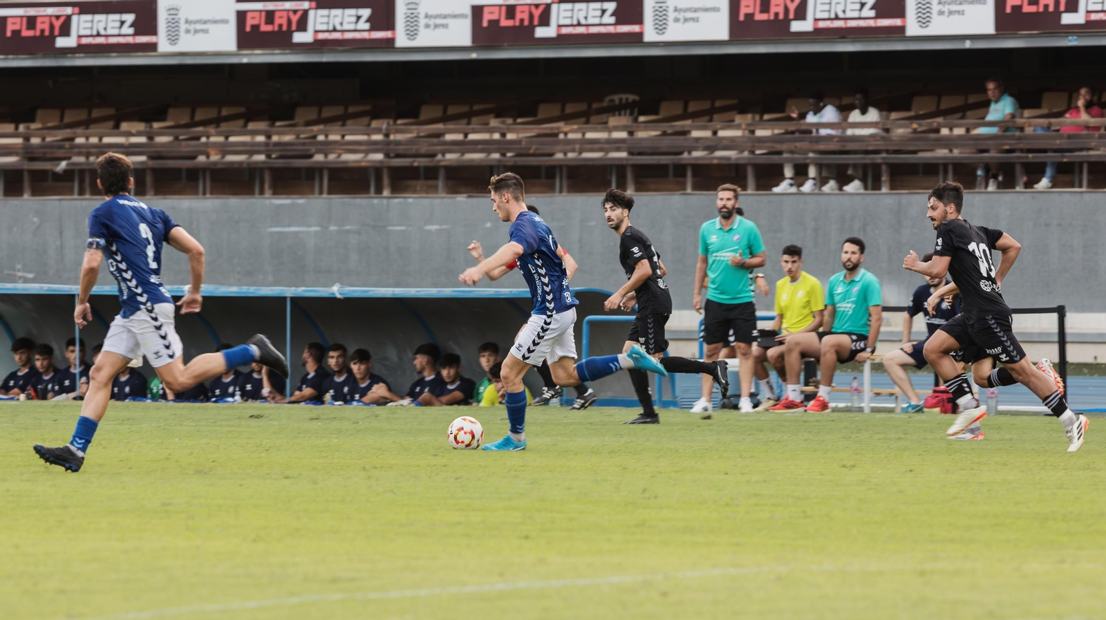 Imágenes del triunfo del Xerez DFC en el 34 Trofeo de la Vendimia