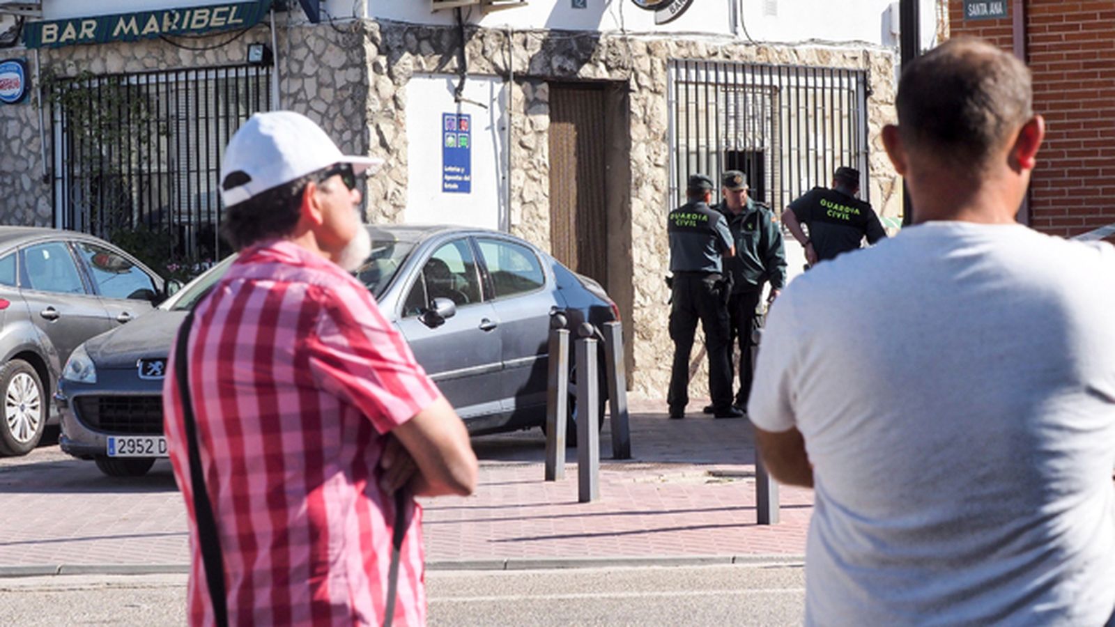 Agentes de la Guardia Civil ante el bar donde se produjo el tiroteo.