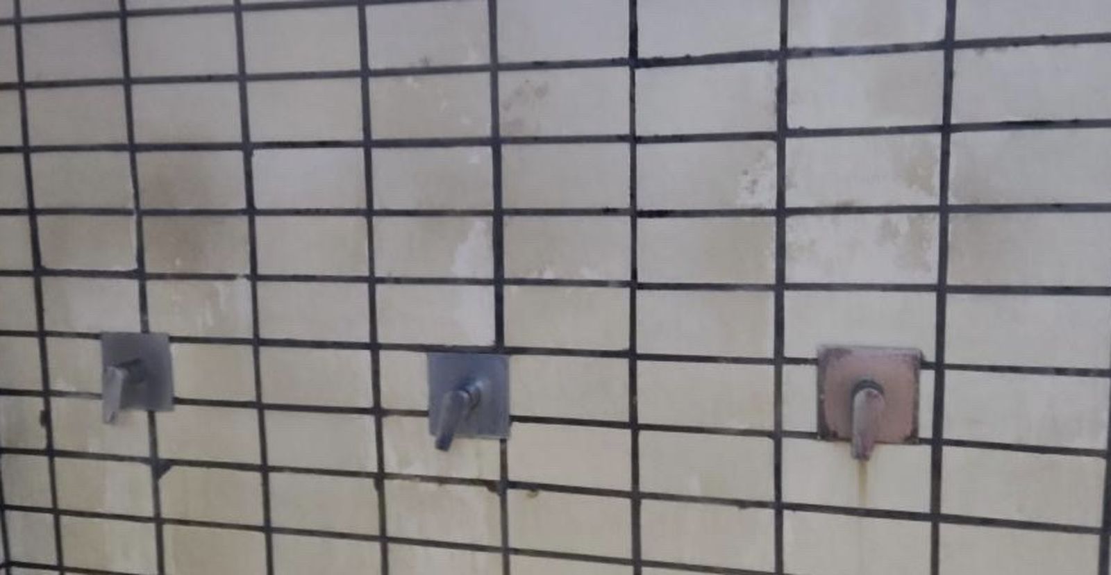 Las duchas de la piscina municipal