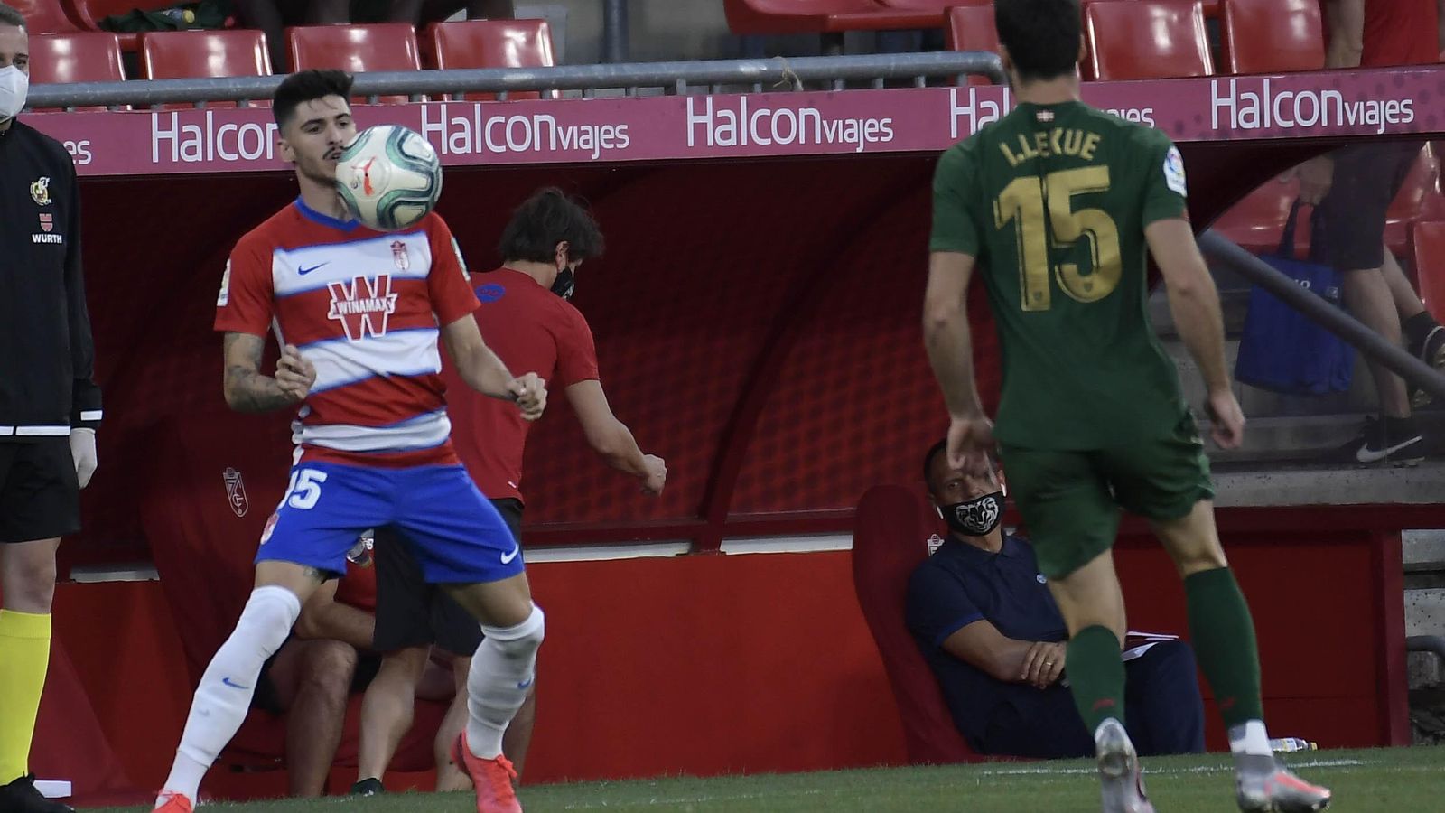 Carlos Neva controla el balón con el pecho en presencia del cuarto árbitro y de Lekue.